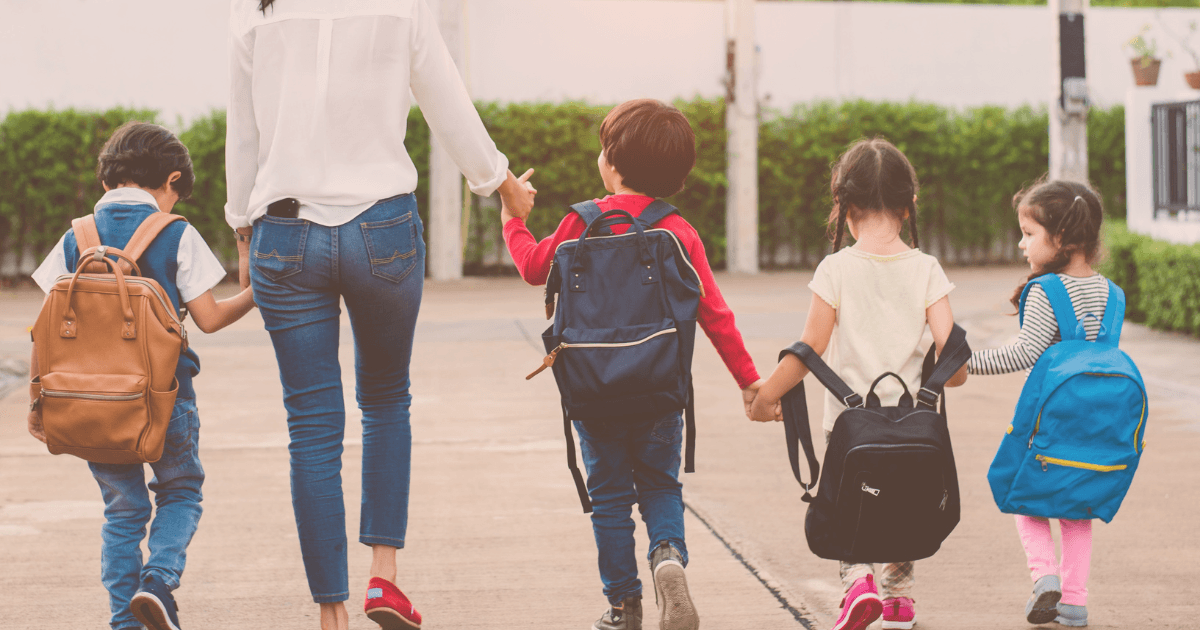 retour à l'école d'enfants avec une femme