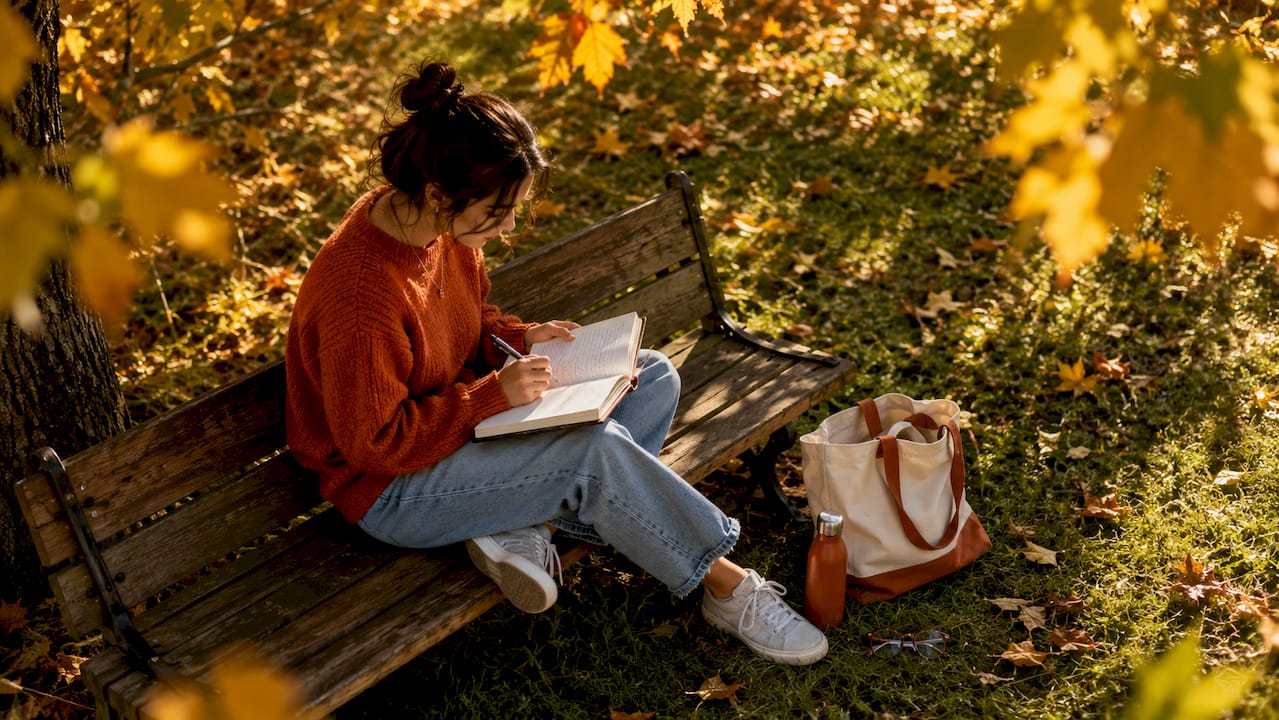 Une étudiante qui pratique des techniques de récupération active pendant ses sessions de révision à la bibliothèque.