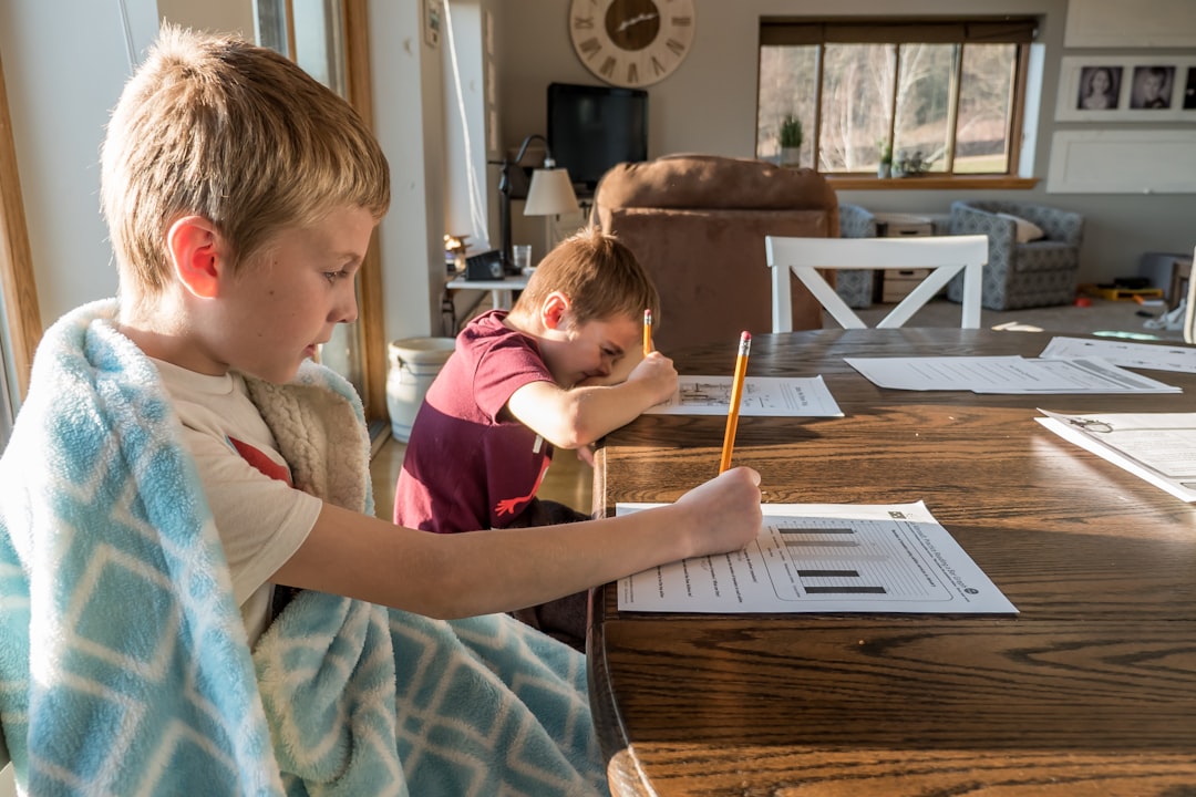 Une maman prend le temps d’accompagner son enfant pour faire ses devoirs.