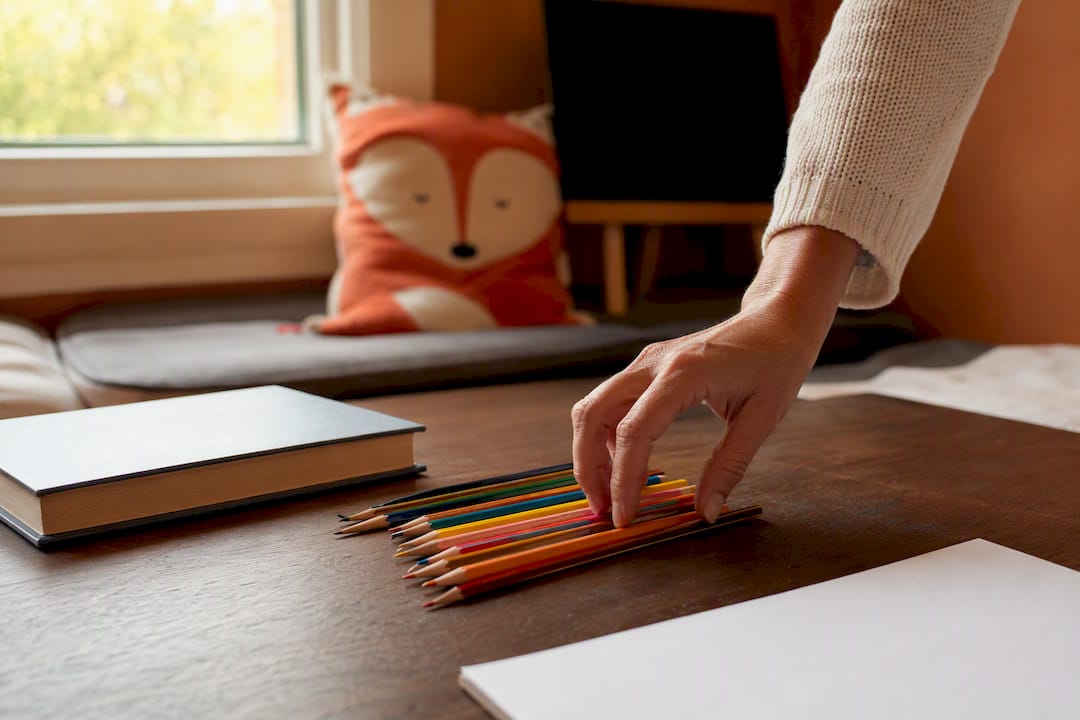 Une main qui organise des blocs éducatifs pour accompagner un élève lors d’un tutorat.