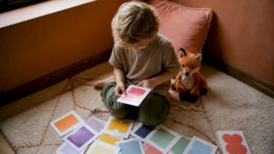 Mains d'enfant utilisant des cartes éclair de multiplication