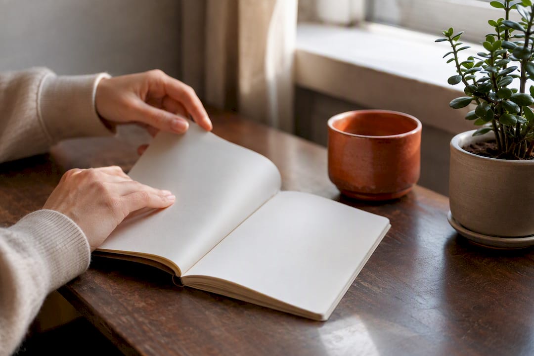 Mains feuilletant le classeur de suivi des cours particuliers