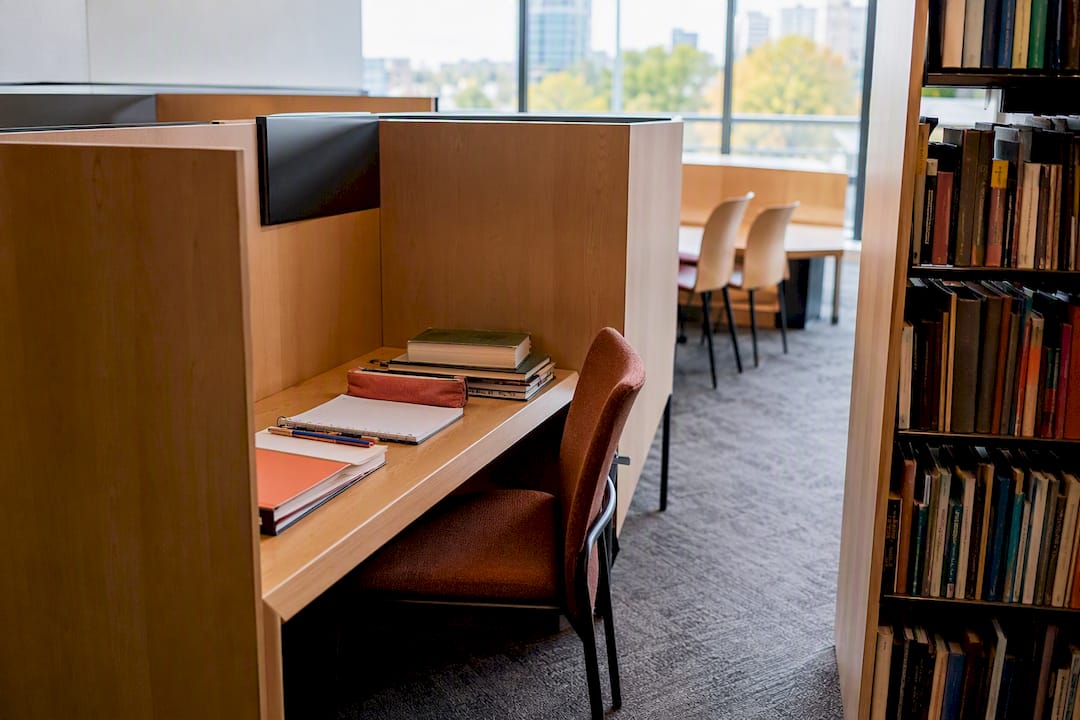 Cabines d'étude calmes dans une bibliothèque municipale de Laval