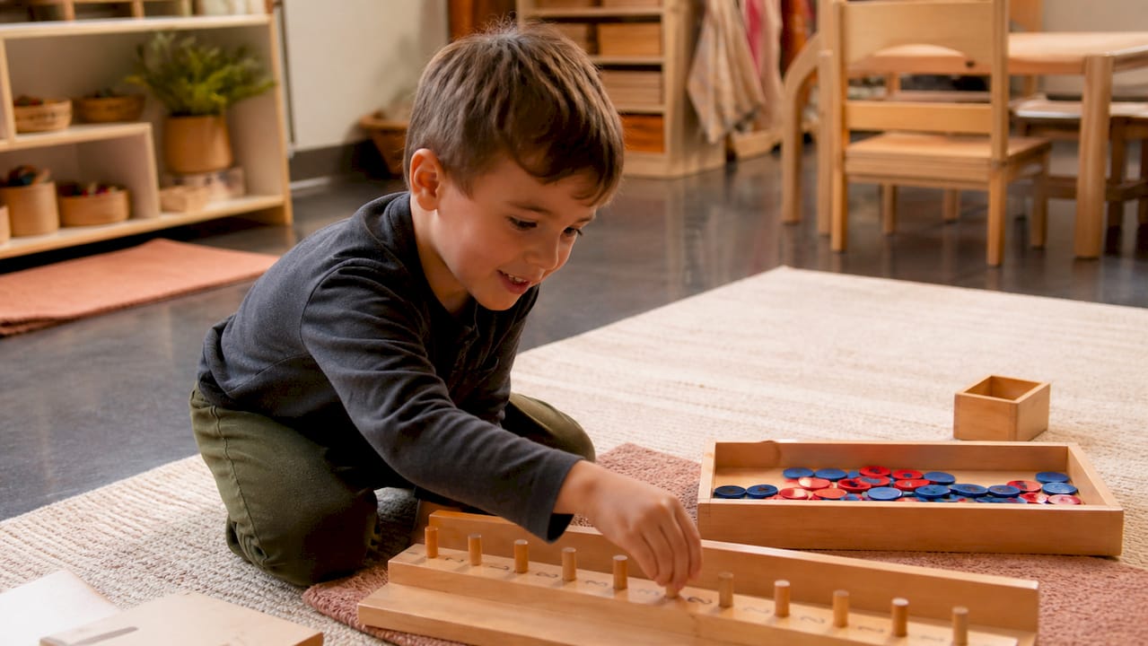 Enfant se déplaçant dans une classe éclairée doucement
