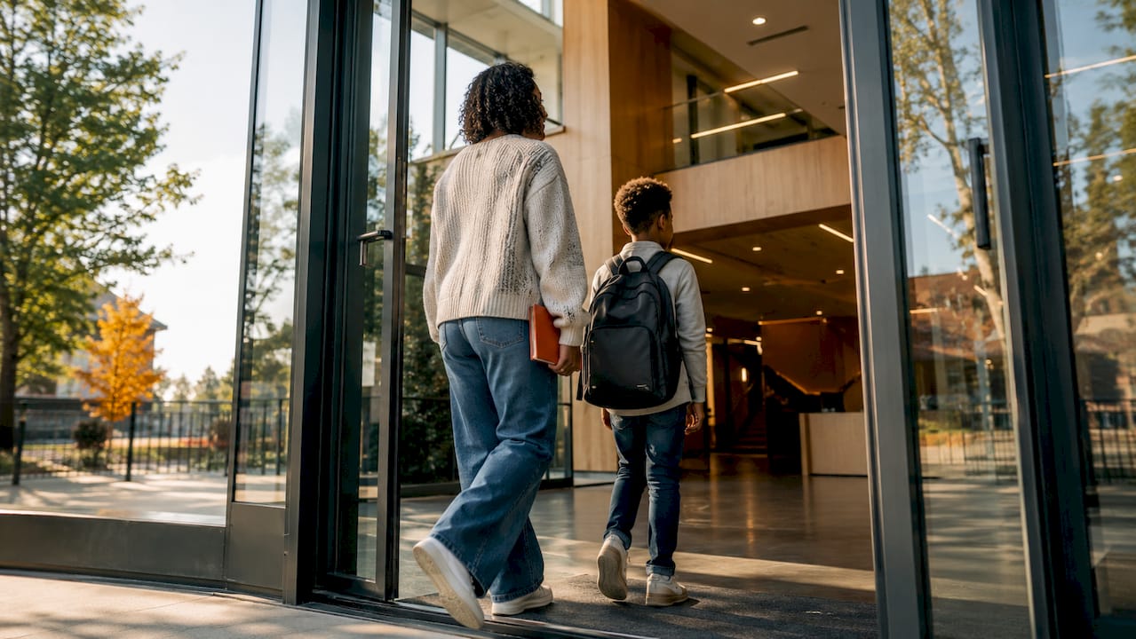 Parent et enfant découvrant une école privée