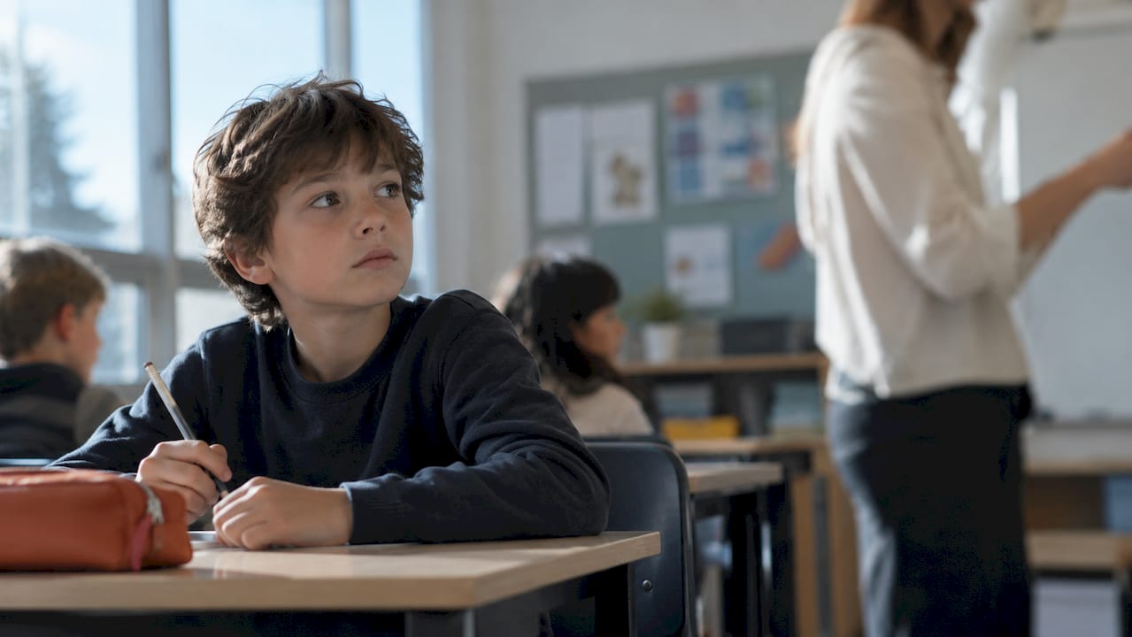 Élève qui perd sa concentration pendant la leçon en classe
