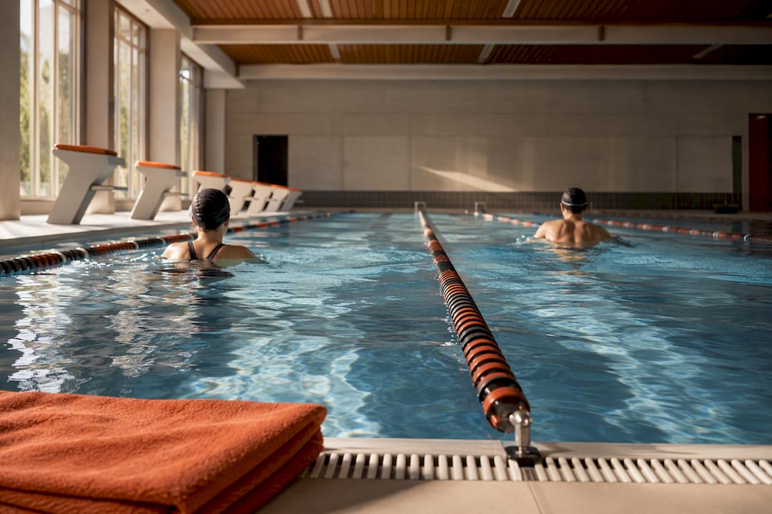 Des élèves nagent dans la piscine de l’école