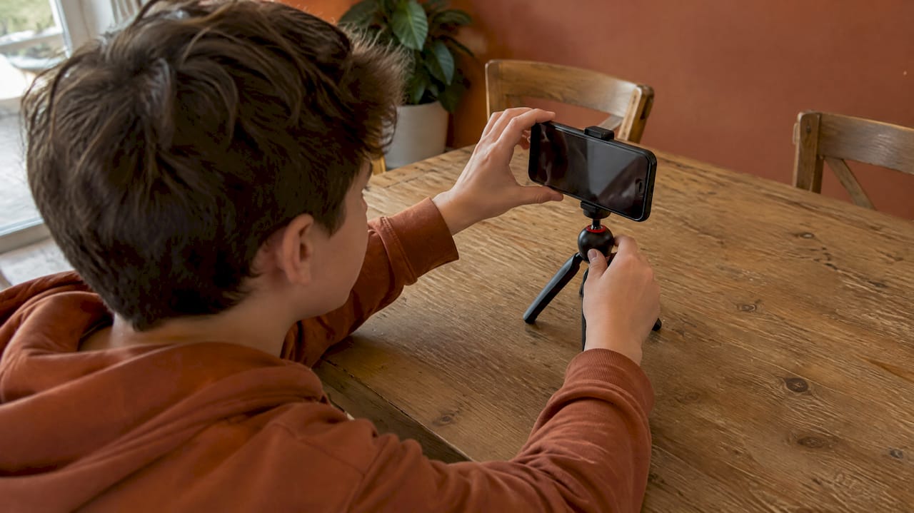 Téléphone fixé sur un trépied pour filmer un élève